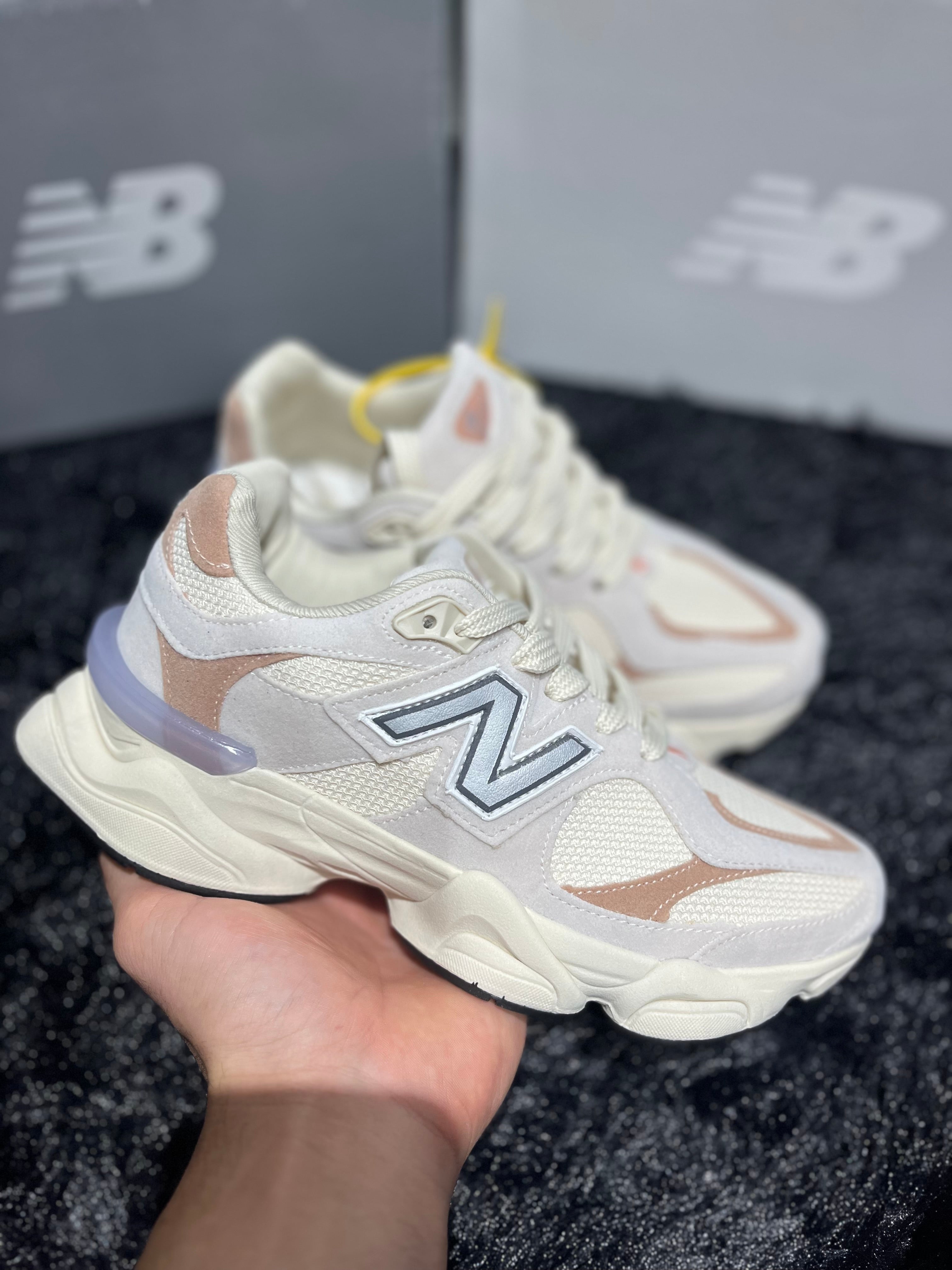 New Balance Off White/Nude